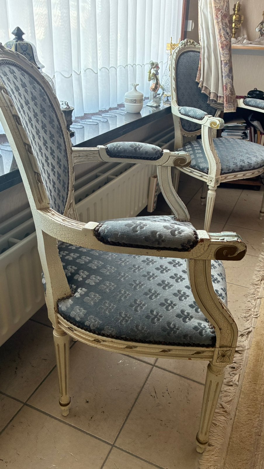 Stoelen barokstijl, Ophalen