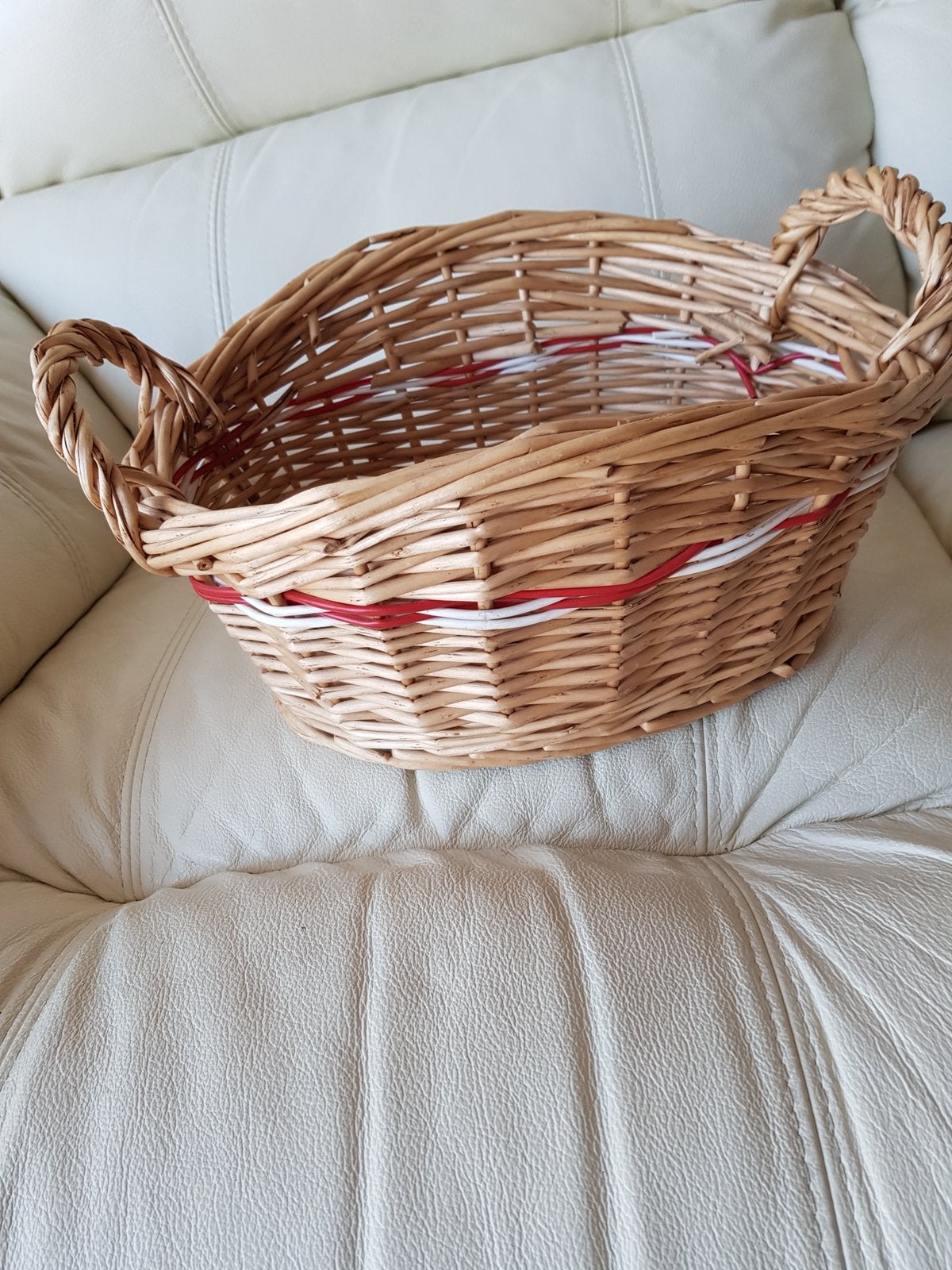 Mooi rieten mandje met rood en wit, nieuwe staat, Ophalen, Zo goed als nieuw