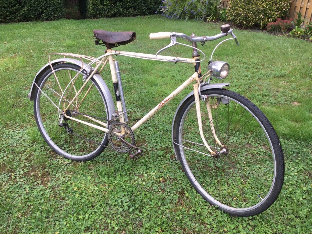 Verschillende oude fietsen, Ophalen