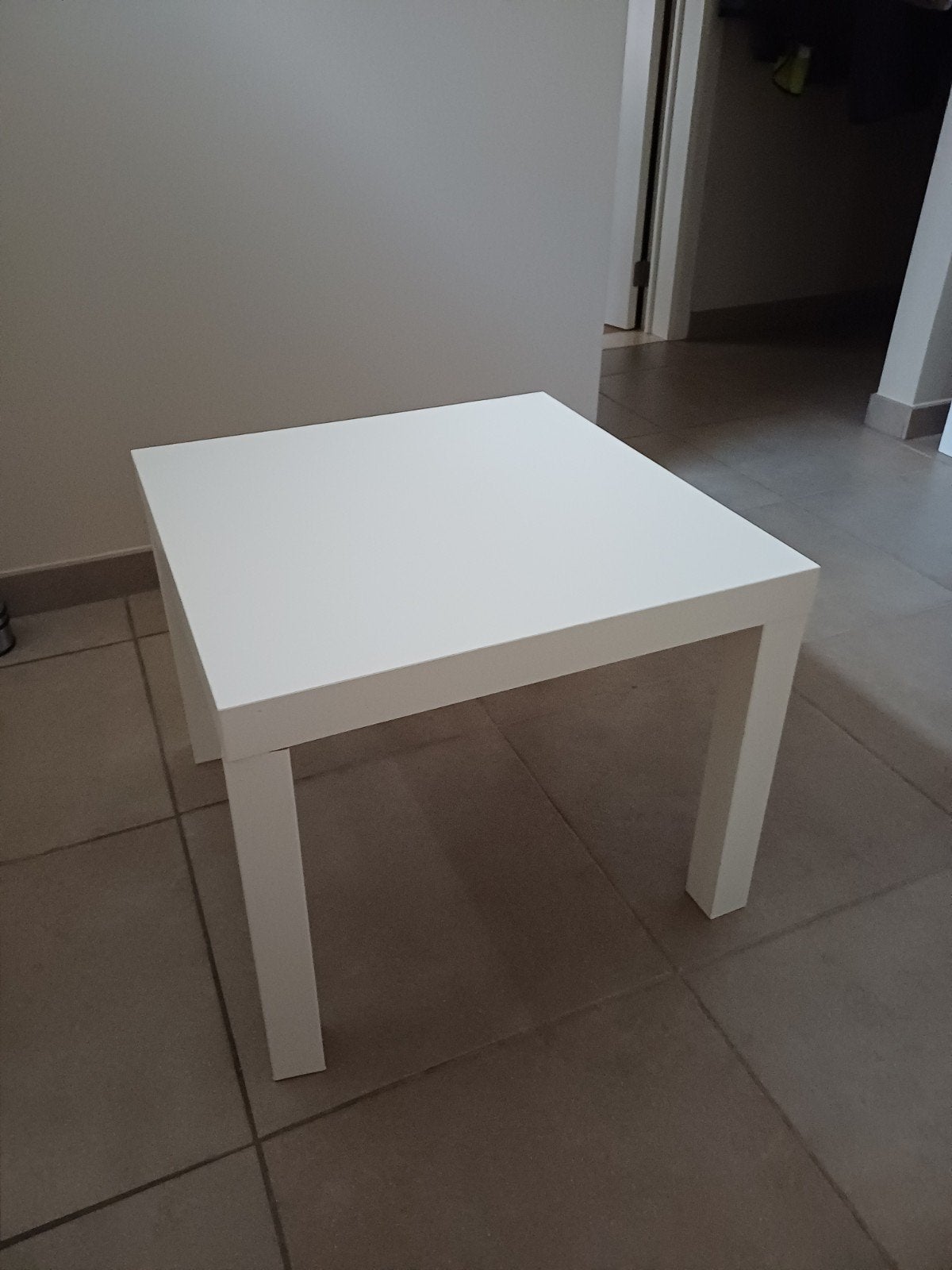 Wit ikea tafeltje, Ophalen