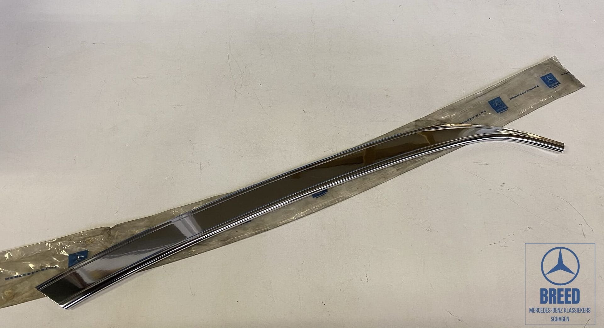 NOS sierlijst C-stijl rechts voor Mercedes-Benz W114 W115 /8, -, Nieuw, Ophalen of Verzenden, -