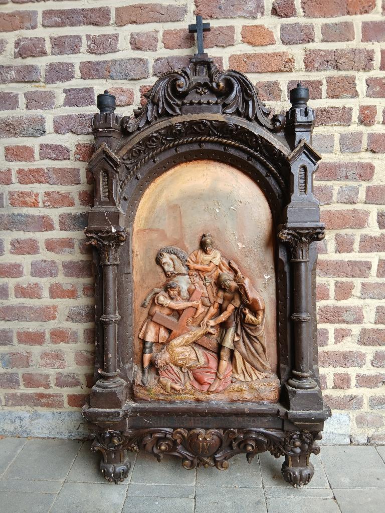 Neo-gotische kruiswegstatie uit kerk, Antiek en Kunst, Antiek | Religieuze voorwerpen, Ophalen