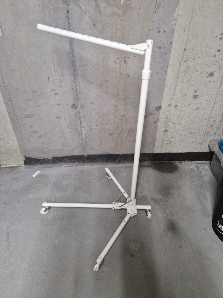 Portant à vêtements réglable et pliable sur roulettes, Enlèvement, Avec roues, Utilisé