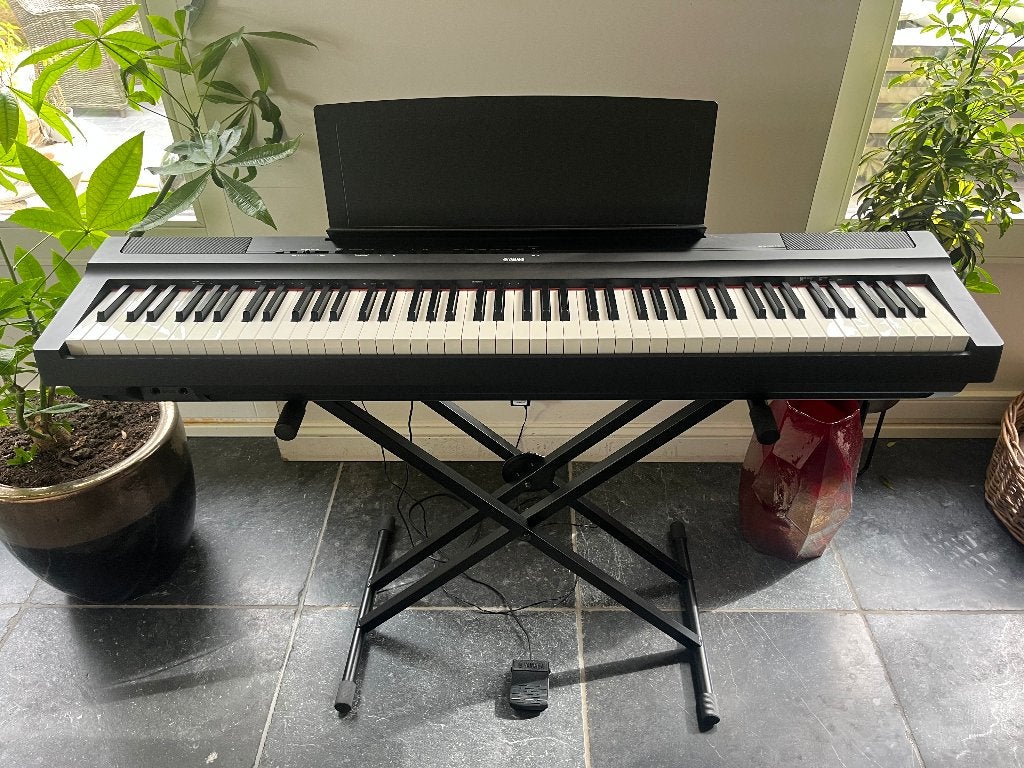 Piano numérique Yamaha P-125 avec support et manuel, Comme neuf, Digital, Enlèvement, Piano
