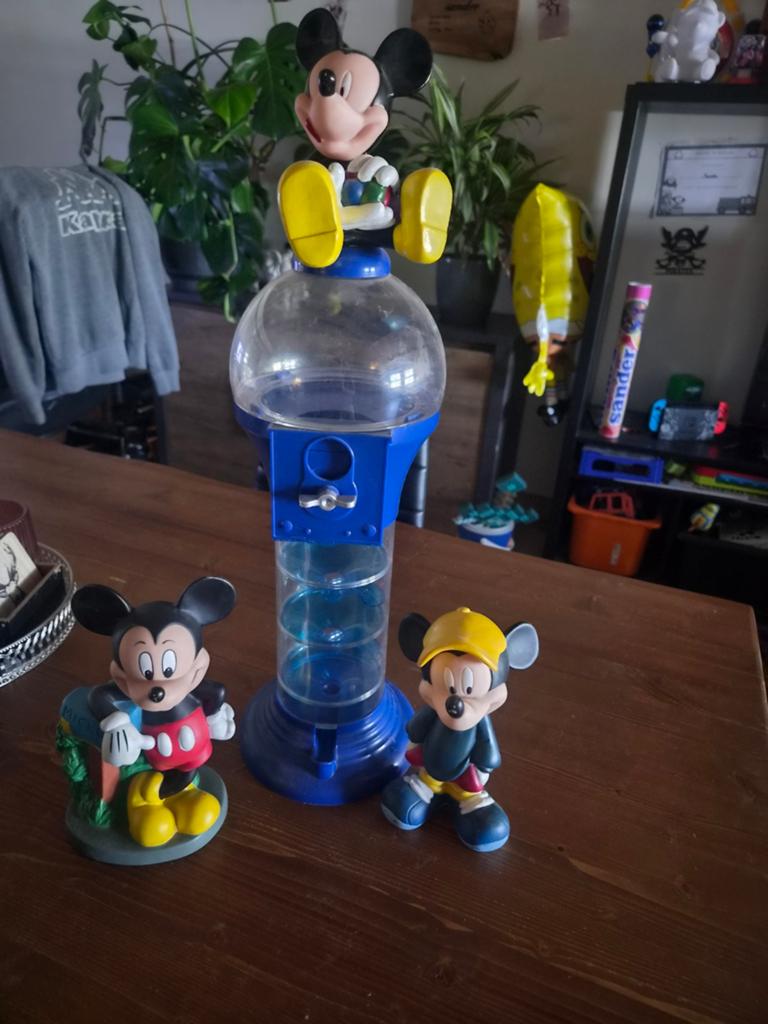 Mickey mouse kauwgommachine en beeldjes, Ophalen