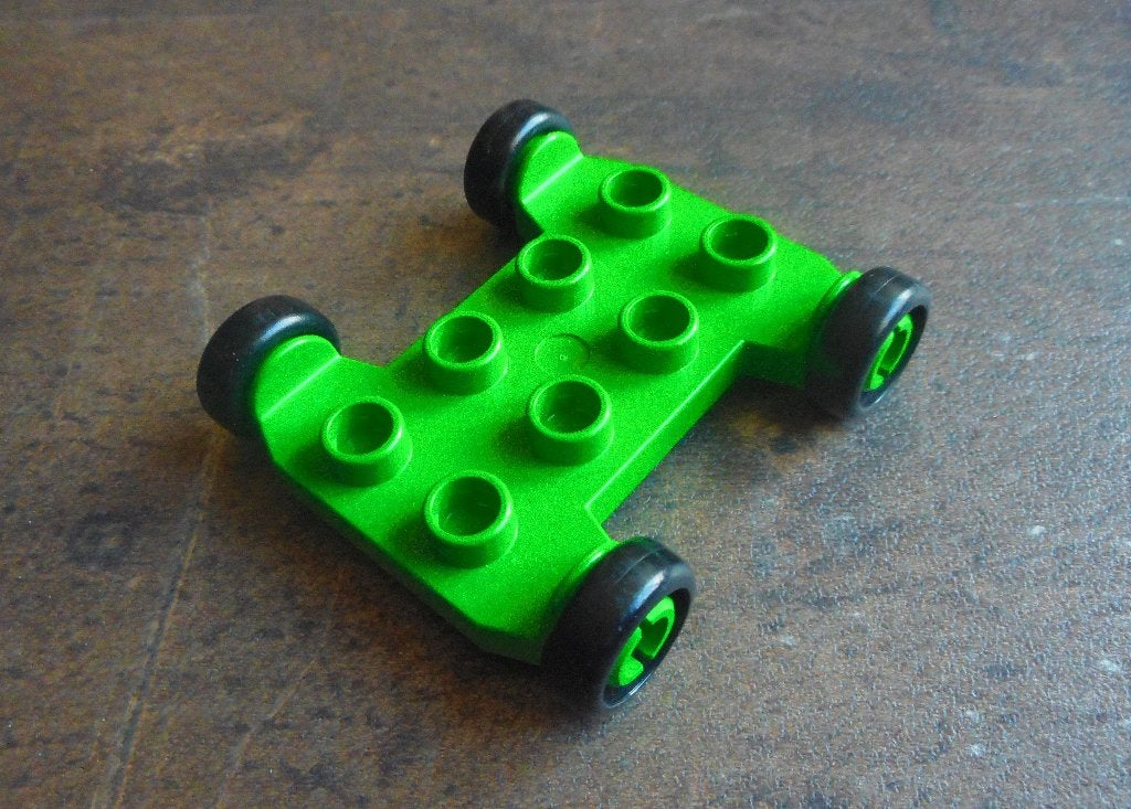 Lego Duplo Car Base 2x4 with Axle Extensions (zie foto's), Ophalen of Verzenden, Gebruikt, Losse stenen, Duplo