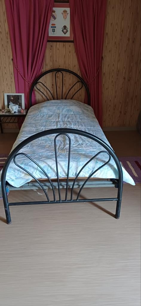 Metalen bed met matras en lattenbodem, Ophalen