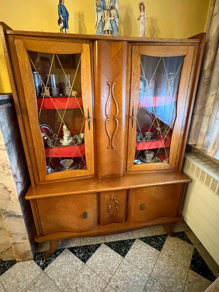 Gratis: Vintage eetkamer set met tafel, stoelen en 2 kasten, Ophalen, Gebruikt