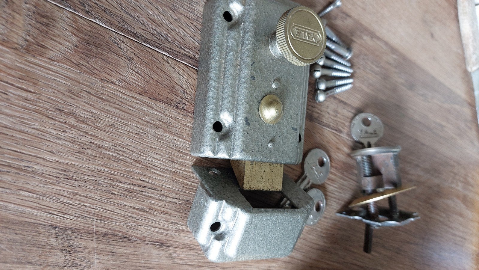 Yale slot, Ophalen, Slot