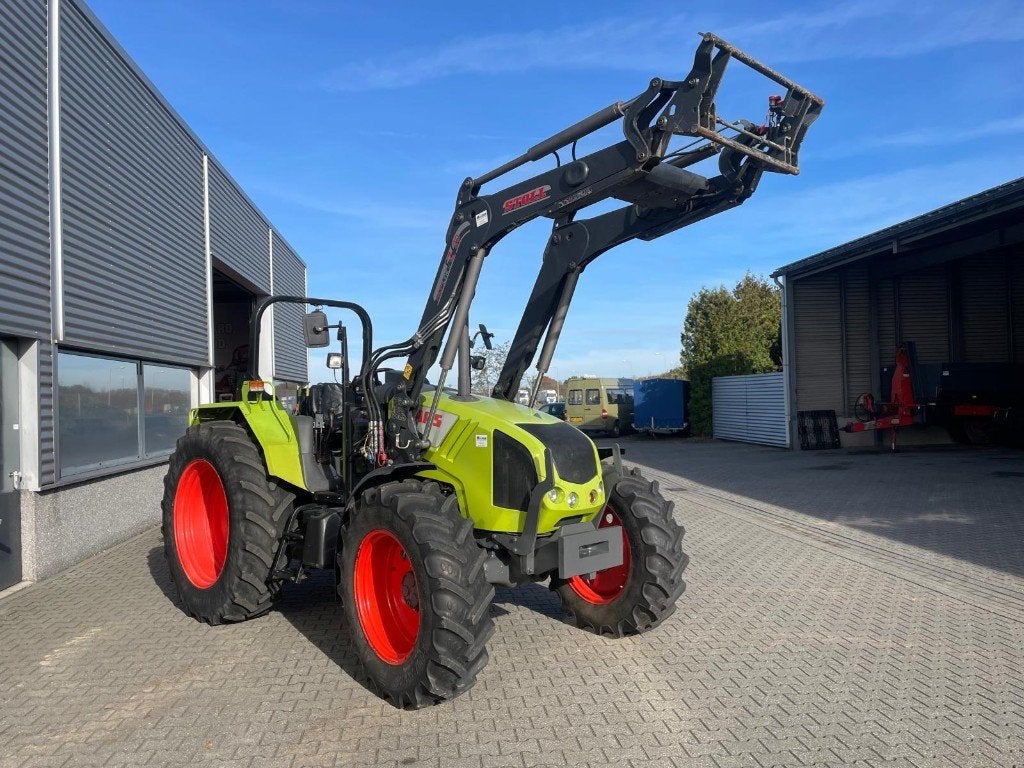 Claas Axos 340 tractor met Stoll voorlader, Ophalen
