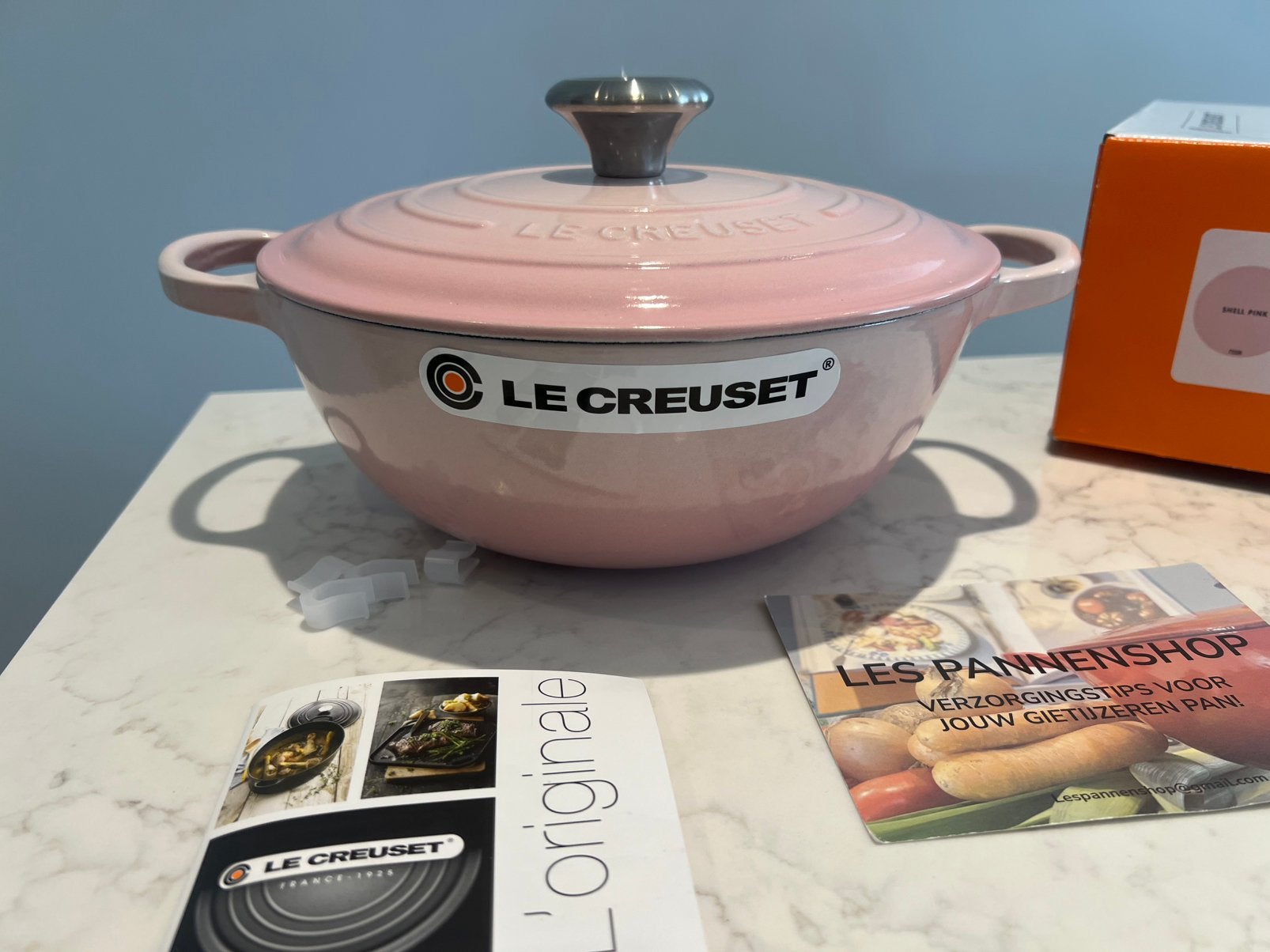 Nieuwe Le Creuset Marmite Shell Pink 24 cm, Huis en Inrichting, Keuken | Potten en Pannen, Nieuw, Le Creuset, Ophalen of Verzenden