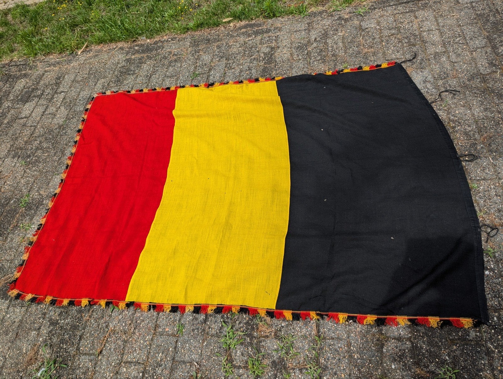 Oude Belgische vlag, Ophalen