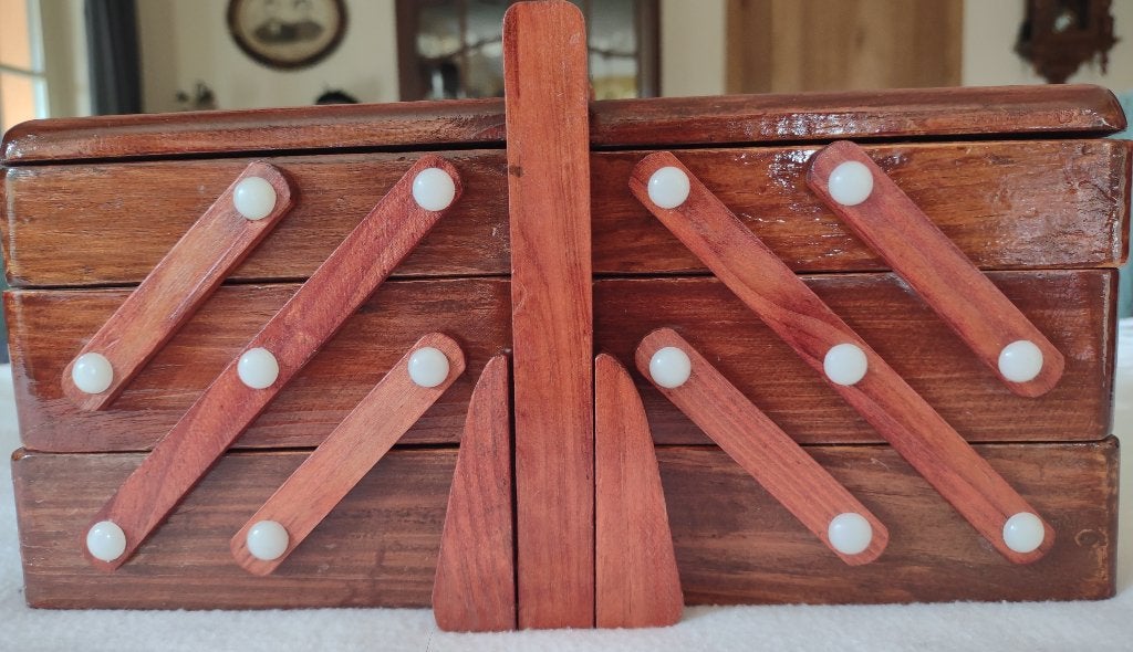 Houten naaikoffertje harmonicasysteem, Hobby en Vrije tijd, Ophalen of Verzenden, Gebruikt, Garen of Naald(en)