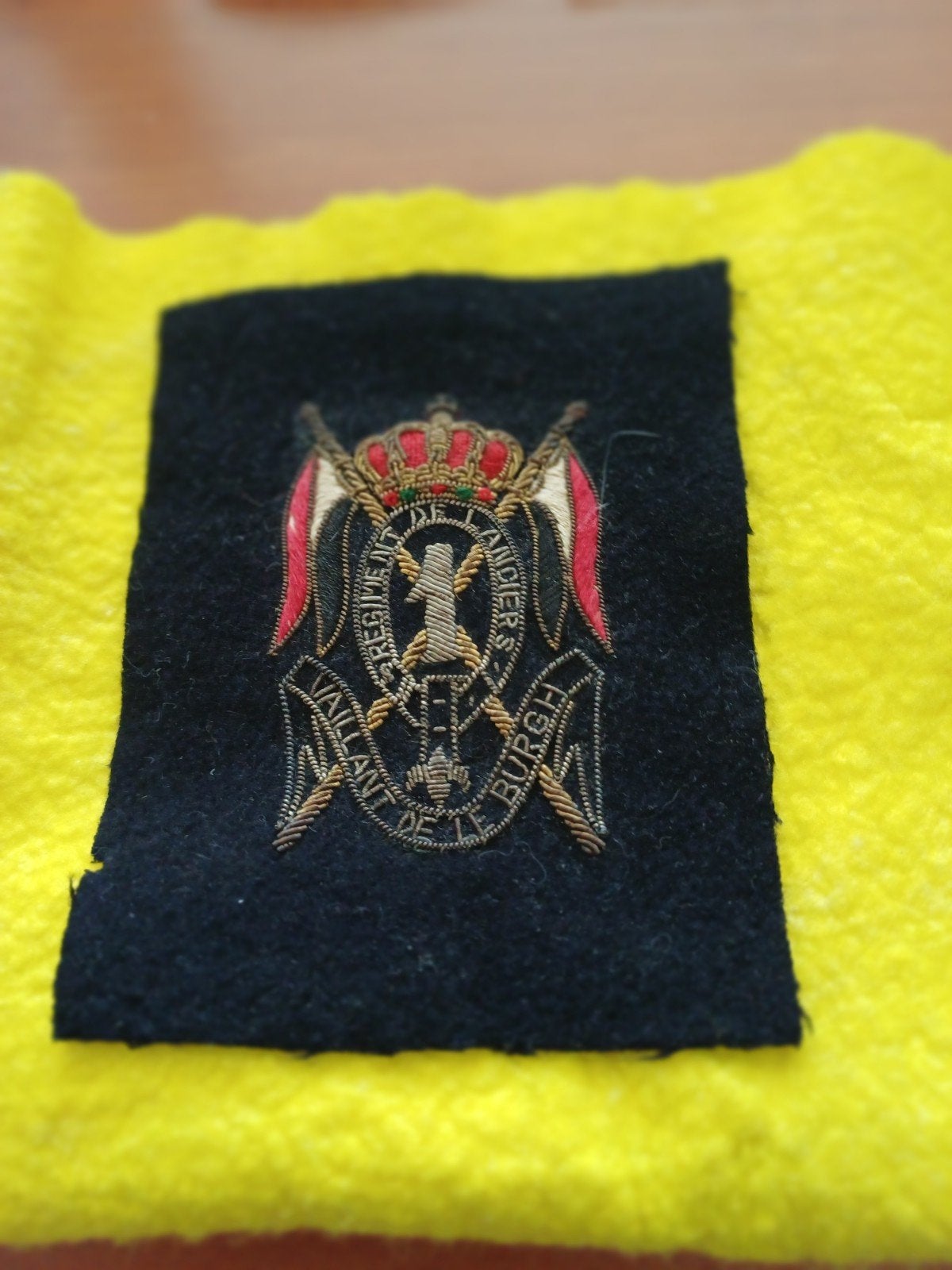 knopen en wapenschild, Ophalen