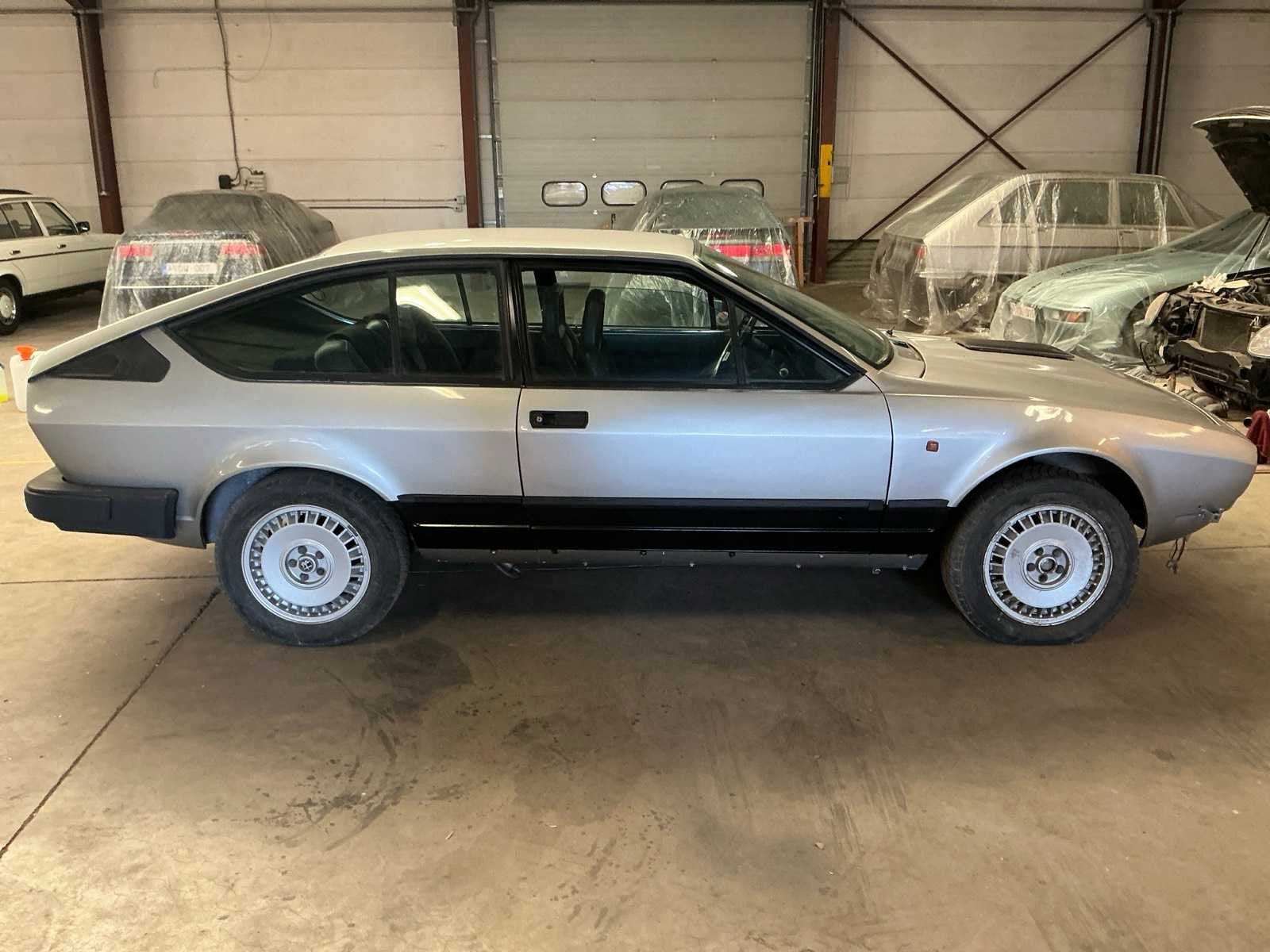 1985 Alfa Romeo GTV V6 Oldtimer (restauratie project), Auto's, Bedrijf, Handgeschakeld, Overige carrosserie, Alfa Romeo
