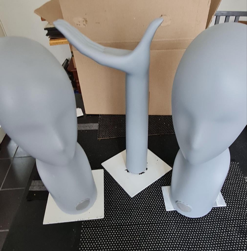 Un ensemble de deux tasses et une main en fibre de verre, Gris, Statue, Enlèvement ou Envoi, Art deco