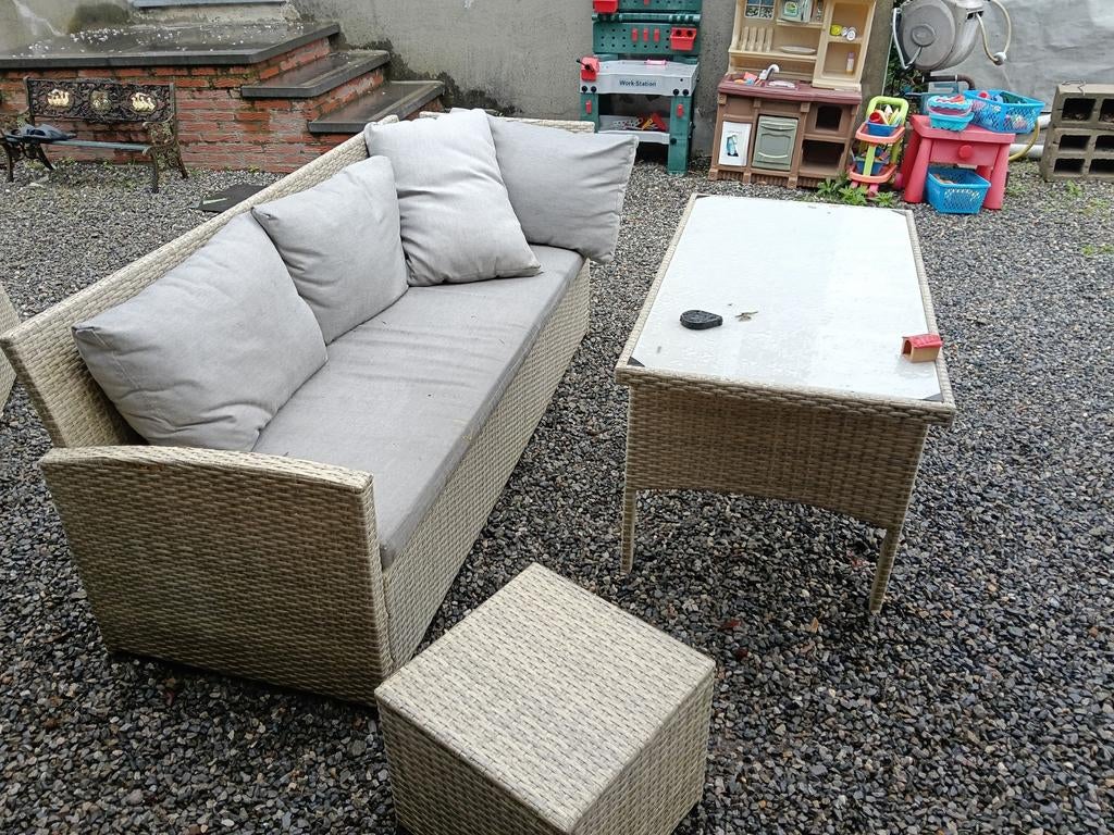 Klein tuinmeubilair met tafel en twee voetenbankjes, Tuin en Terras, Ophalen, 5 zitplaatsen, Kunststof, Gebruikt