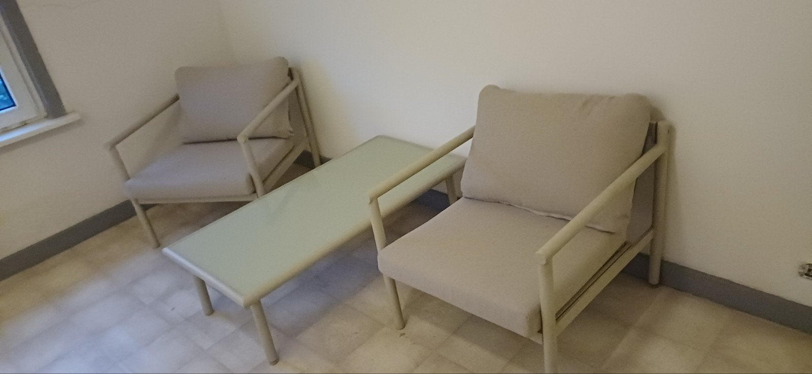 Alles in nieuw staat  2X 1zit en 1X 3zit + bijzet tafeltje, Ophalen, Nieuw, 5 zitplaatsen