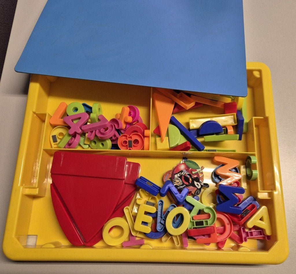 Kist met magneten en bord, Kinderen en Baby's, Ophalen, Gebruikt, Taal en Lezen