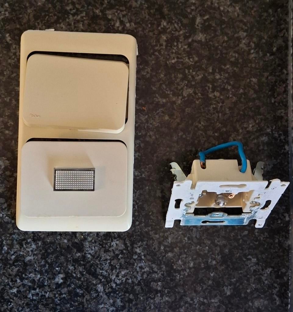 NIKO dubbele schakelaar, Doe-het-zelf en Bouw, Elektriciteit en Kabels, Ophalen, Gebruikt, Schakelaar