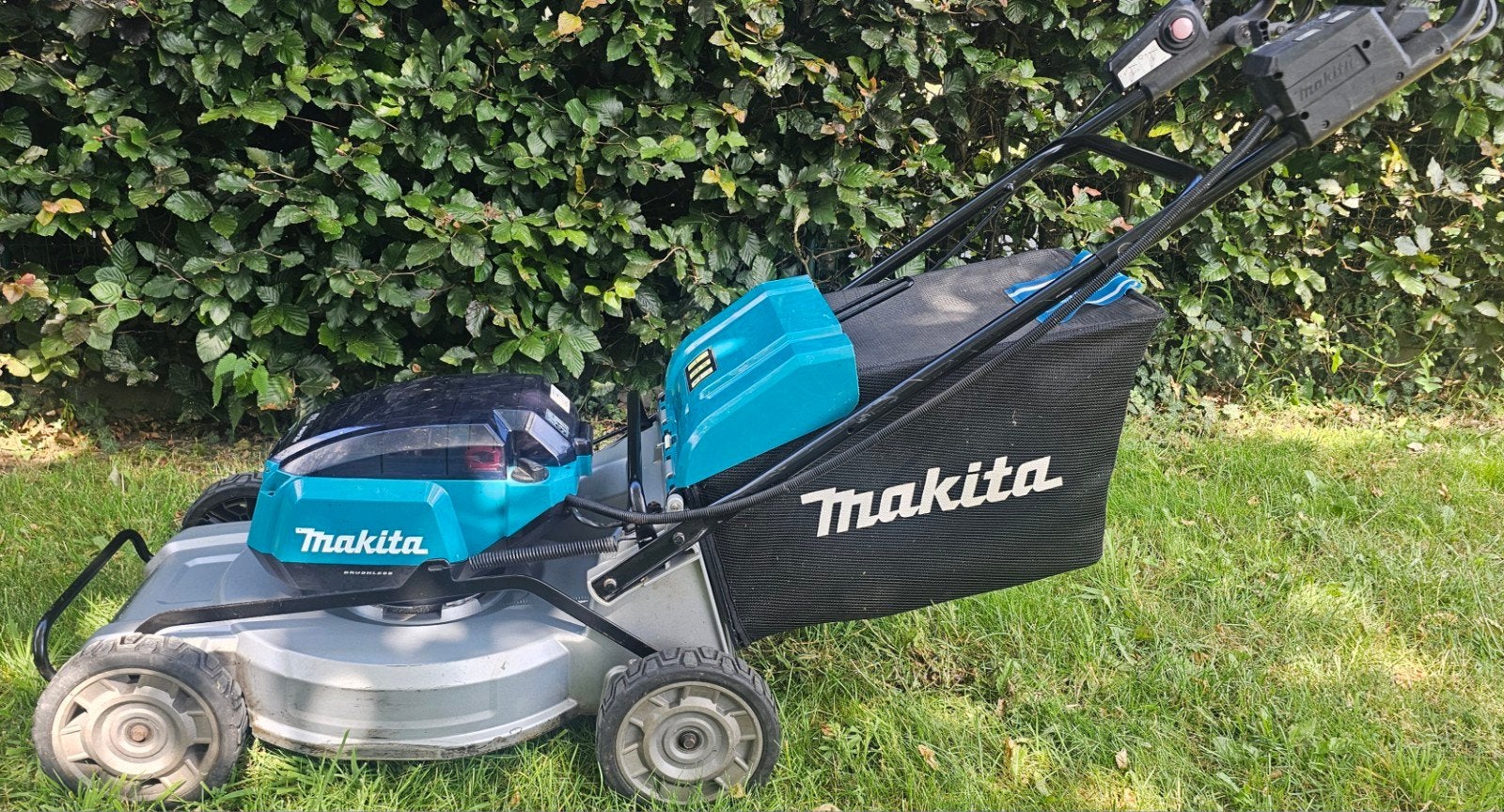Tondeuse à gazon à batterie Makita auto-tracteur 53cm sans b, Jardin & Terrasse, Tondeuses à gazon, Enlèvement ou Envoi, Bac de ramassage