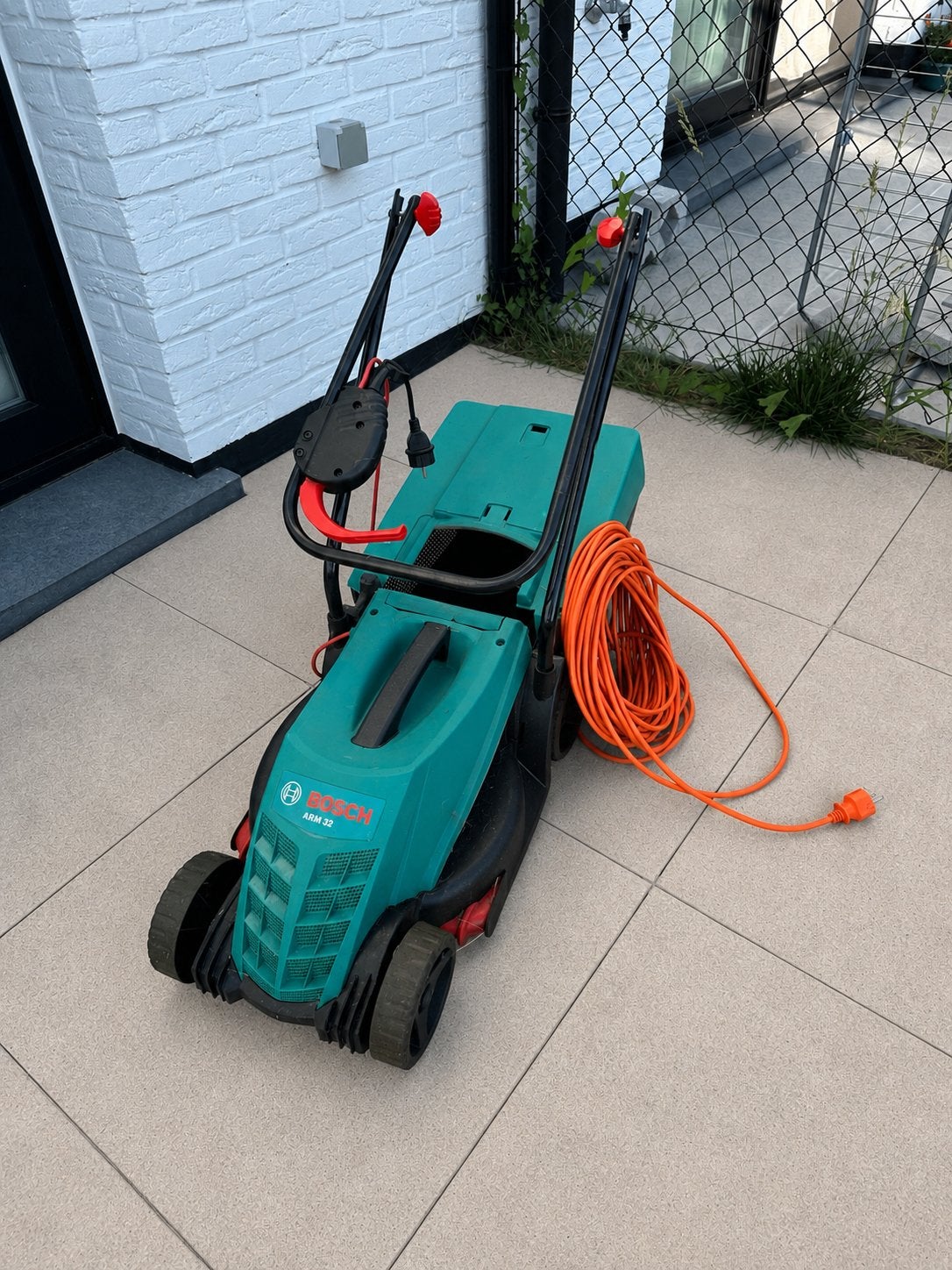 Bosch ARM 32 elektrische grasmaaier + lange verlengkabel, Ophalen, Zo goed als nieuw, Elektrische grasmaaier, Opvangbak