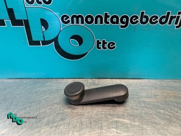 Manivelle de vitre d'un Opel Corsa (Corsa D 07-), -, Opel, 3 mois de garantie, Utilisé