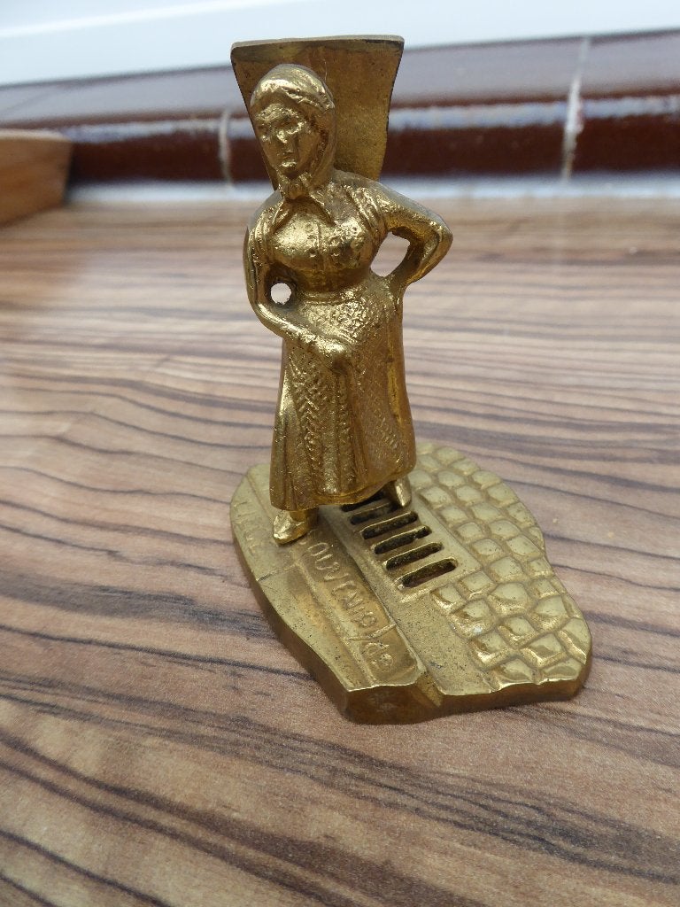 la botteresse piseuse ,souvenir de liège, Enlèvement ou Envoi, Bronze