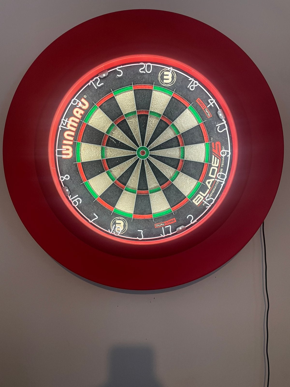Winmau blade 5 met rode surround en led verlichting, Sport en Fitness, Darts, Ophalen, Zo goed als nieuw