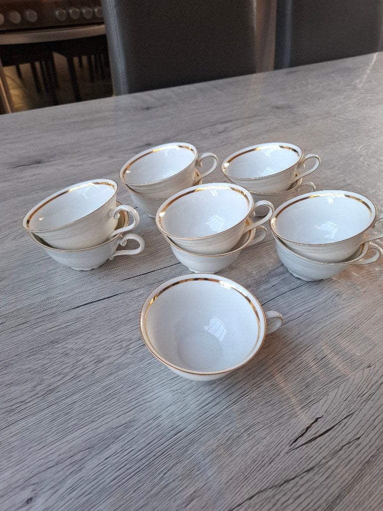 Witte tassen met gouden randje, Ophalen
