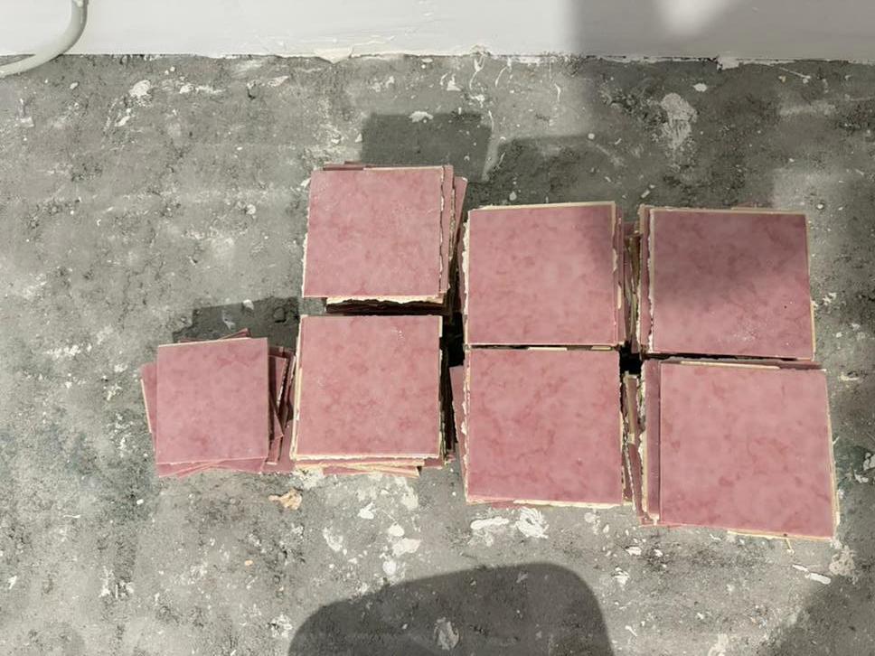+- 142 keramieken badkamertegels, Doe-het-zelf en Bouw, Tegels, Ophalen, Zo goed als nieuw