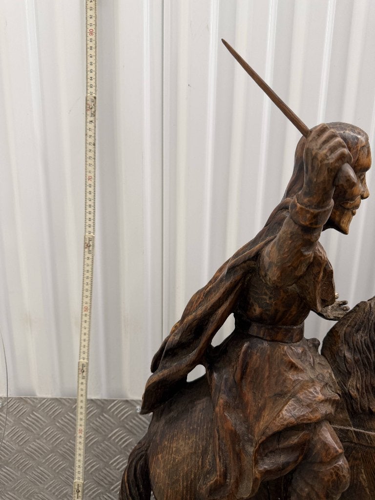 Grand cavalier à cheval en bois sculpté – Sujet religieux, Enlèvement
