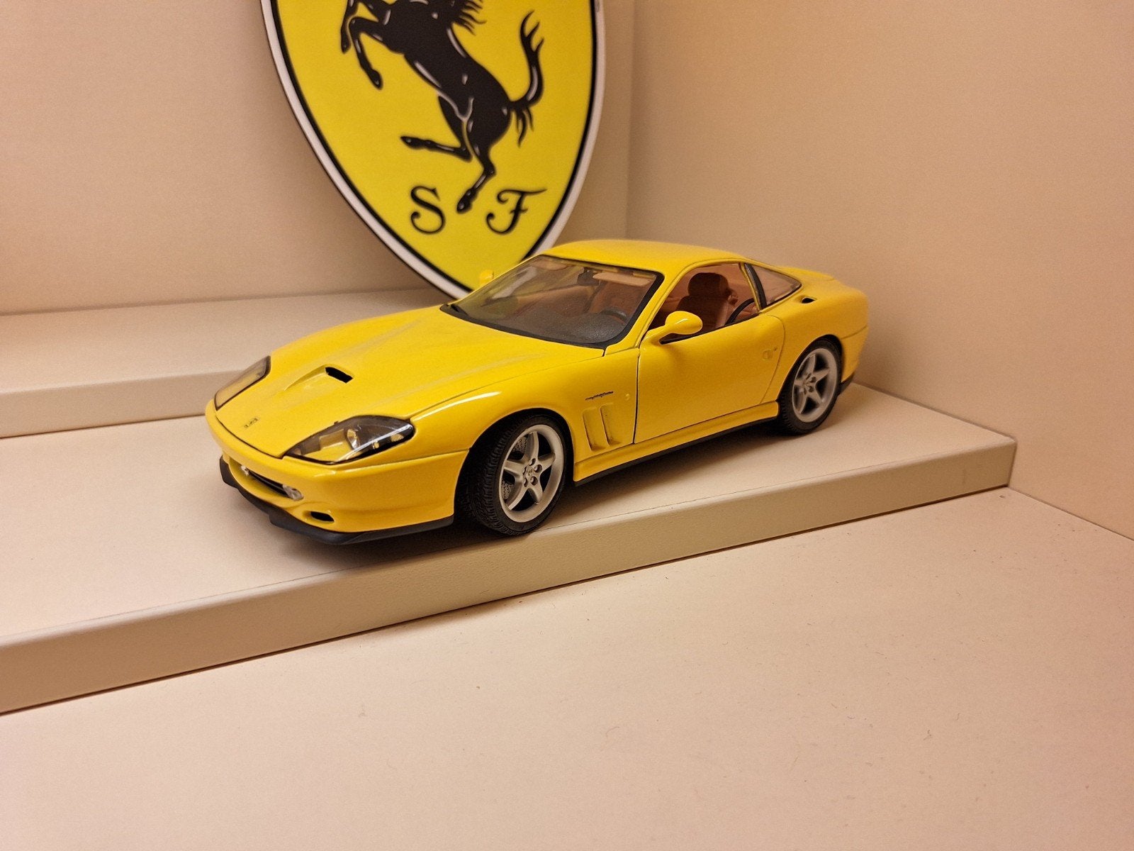 burago Ferrari 550 Maranello 1/18, Enlèvement ou Envoi, Comme neuf, Voiture