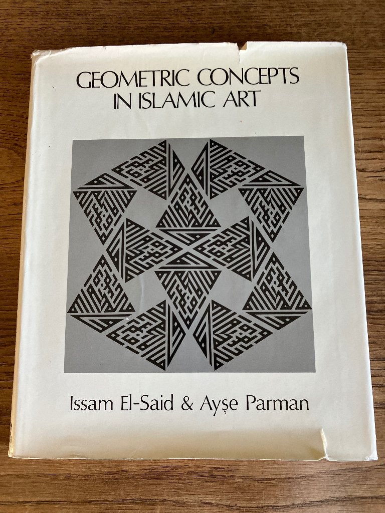 Boek geometric concepts in islamic art, Issam El Saïd and Ayse Parman, Grafische vormgeving, Ophalen, Gelezen