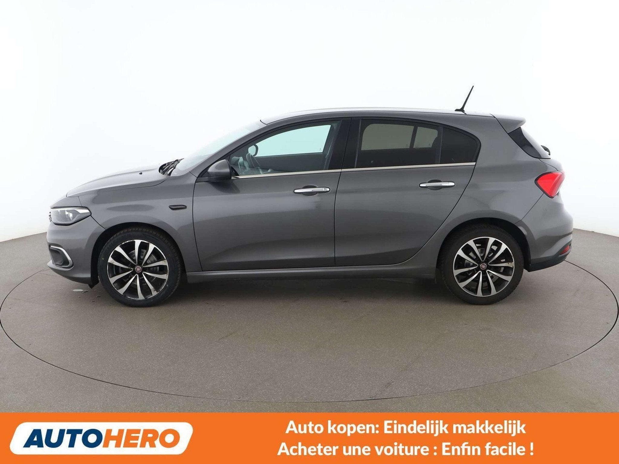 Fiat Tipo 1.4 Turbo Lounge (bj 2017), Auto's, Voorwielaandrijving, Stof, Zwart, 1350 kg