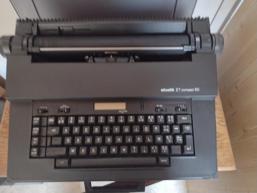 Machine à écrire électrique Olivetti