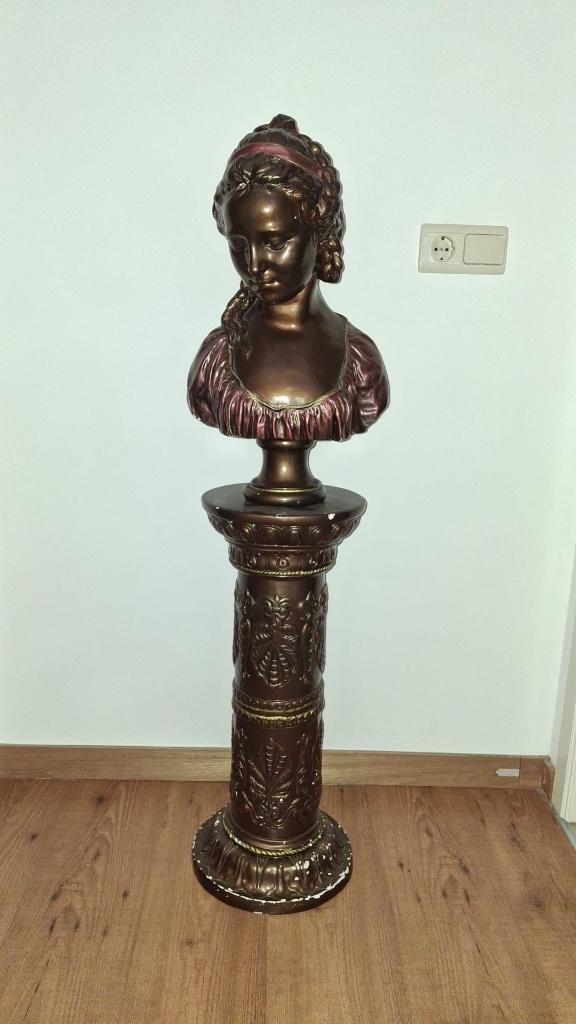 Vrouwenbuste op pilaar in bronskleur., Antiek en Kunst, Ophalen