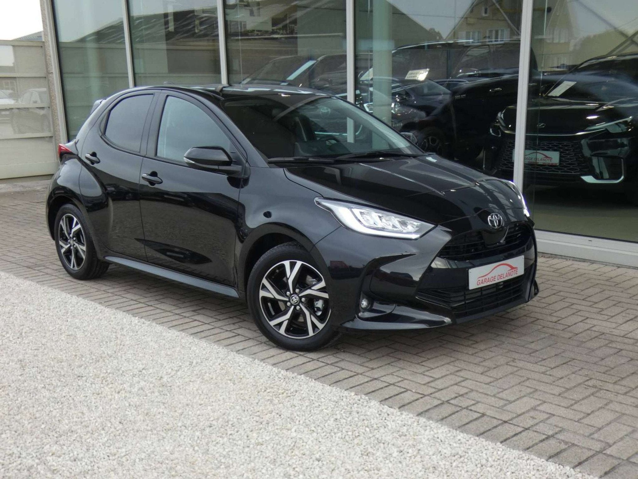 Toyota Yaris Hybrid *ICONIC* +GROOT SCHERM +GPS +Parkeercame, Auto's, 91 g/km, Stof, Gebruikt, Zwart
