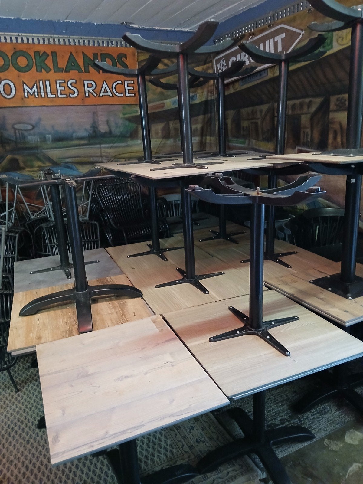Terrasse branchée, 24 chaises, 18 tables, Enlèvement