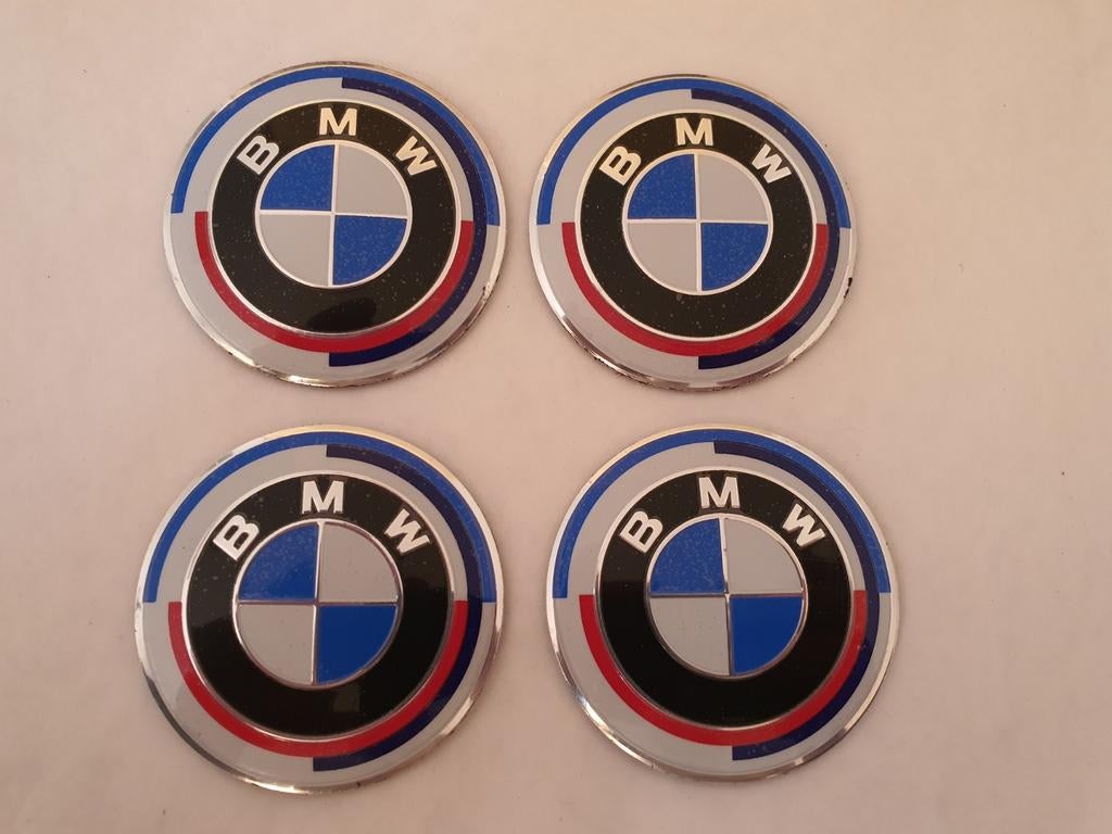 4 autocollants Bmw 56 mm bleu ou noir blanc, édition 50 ans, Enlèvement ou Envoi