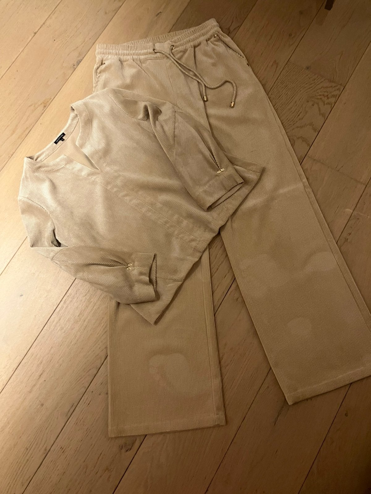 Damespak: bovenstuk en broek in ribfluweel, Kleding | Dames, Broeken en Pantalons, Maat 38/40 (M), Beige, Ophalen of Verzenden