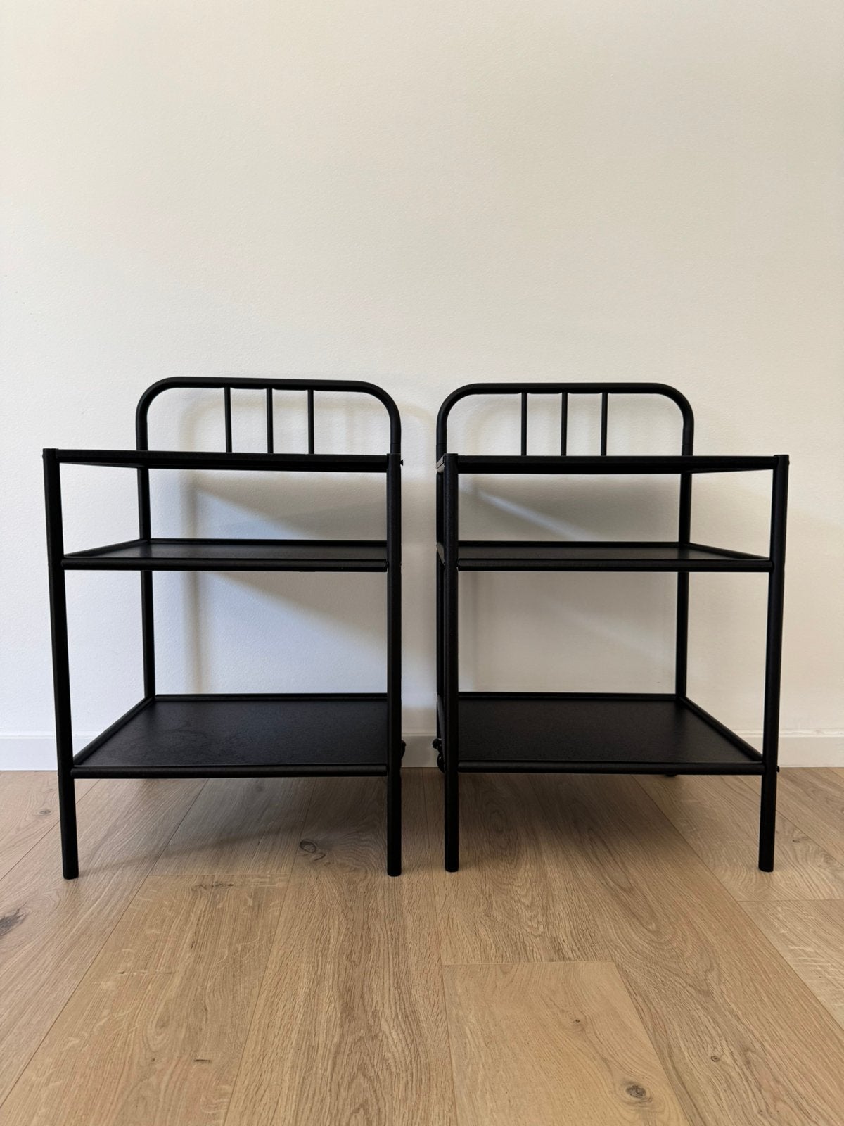 Twee zwart metaal nachtkastjes (Fyresdal Ikea), Ophalen, Zo goed als nieuw