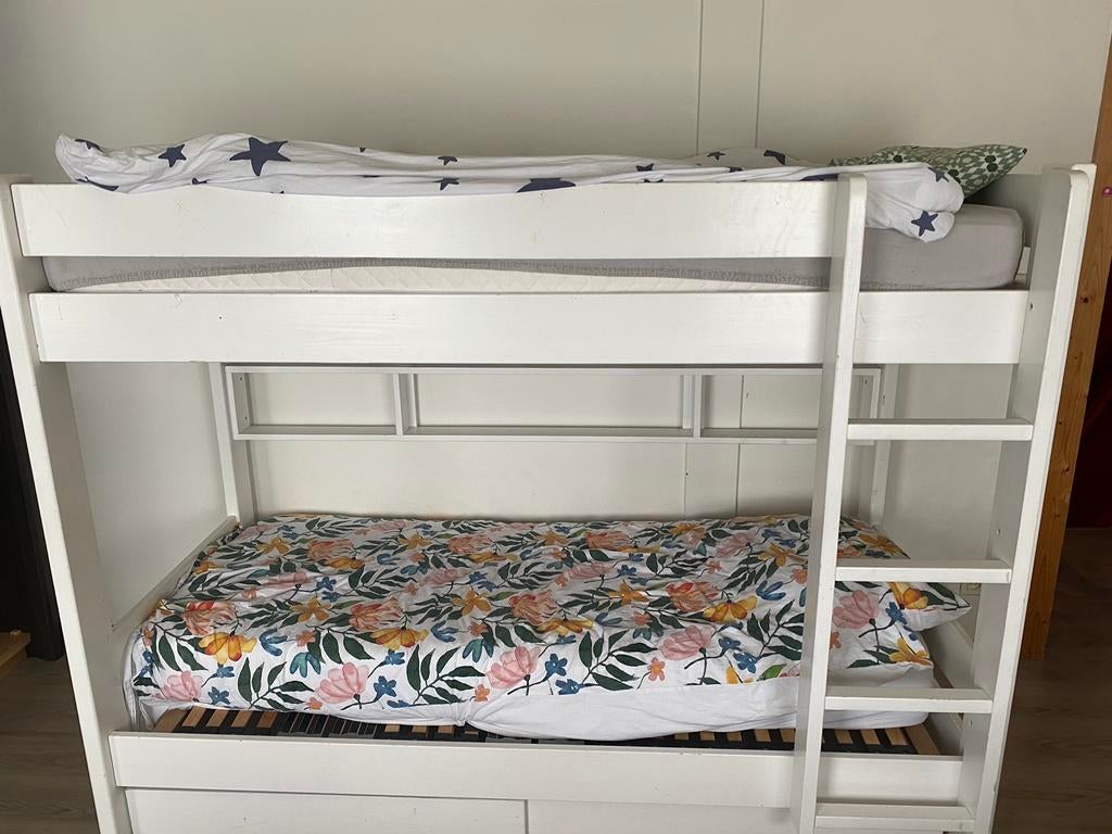 Wit houten stapelbed met laden onderaan incl 2 lattenbodems, Ophalen, Gebruikt, Stapelbed