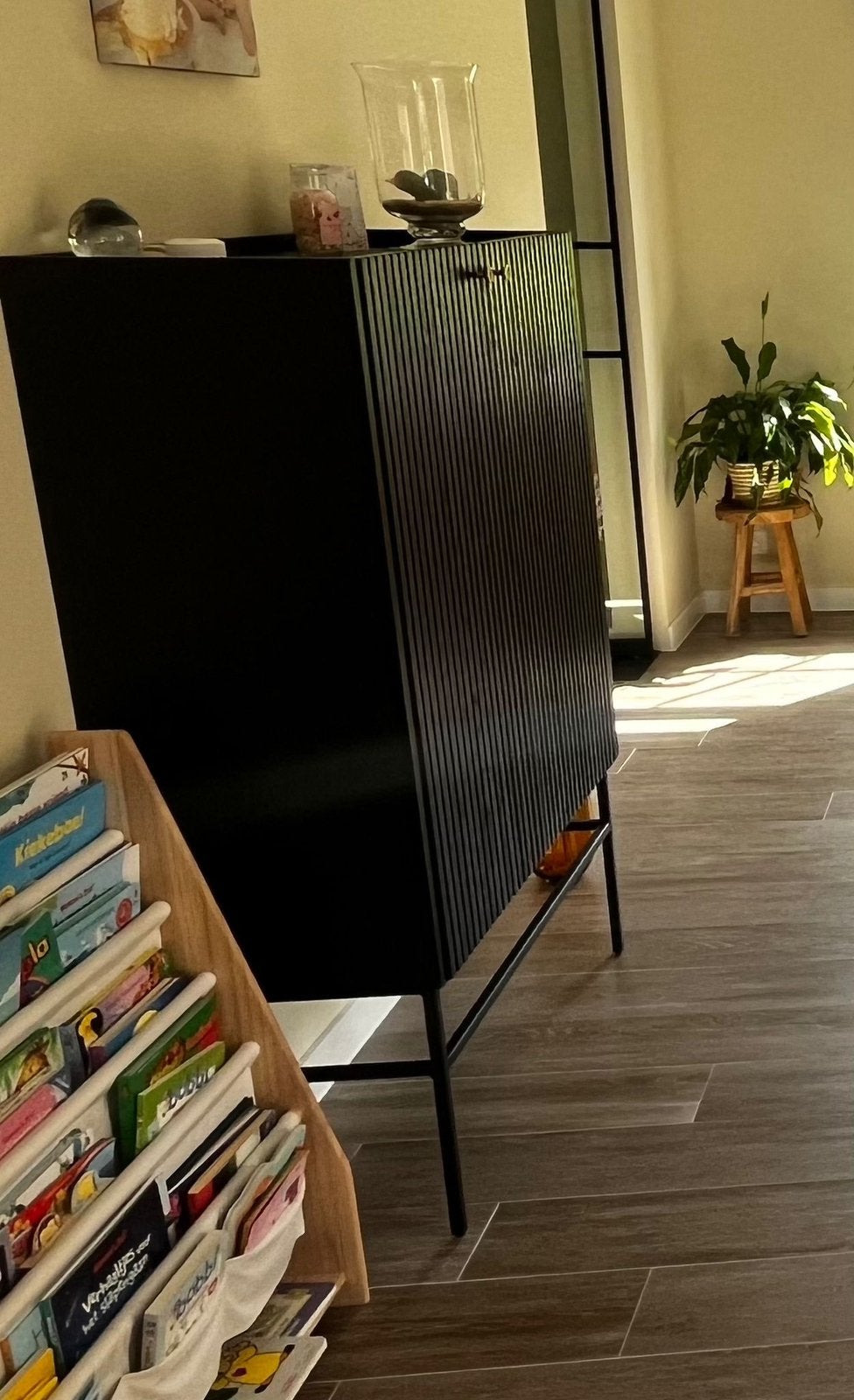 Zwart gelakte eiken kast met metalen poten, Maison & Meubles, Accessoires pour la Maison | Paravents d'intérieur, Comme neuf, Enlèvement