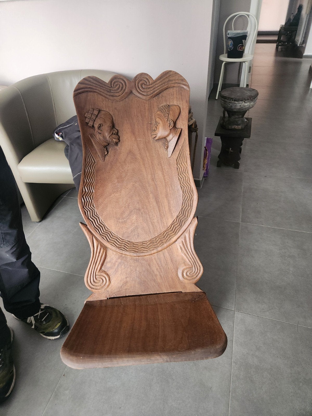 chaise africain, Enlèvement