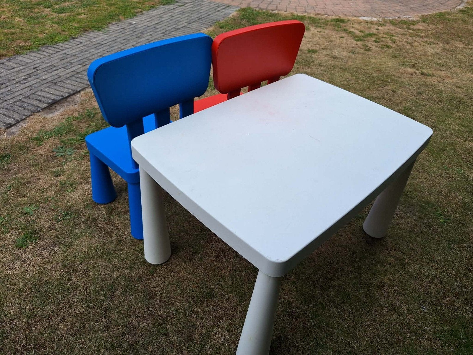Table de jeu et chaises, Enlèvement