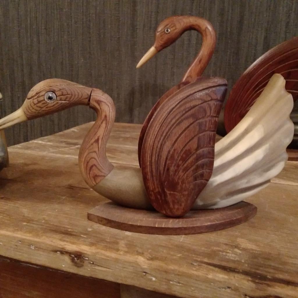 Superbes sculptures de cygnes vintage en corne et en bois, Antiquités & Art, Curiosités & Brocante, Envoi