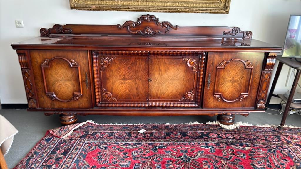 Dressoir, in donkerbruin notelaar glans hout, Huis en Inrichting, Ophalen, Franse stijl, Gebruikt, Met deur(en)