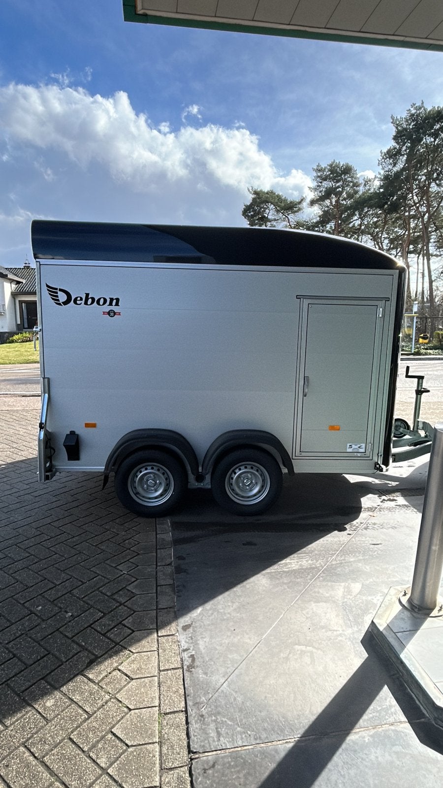 TE HUUR gesloten trailer Debon 500, Animaux & Accessoires, Chevaux & Poneys | Semi-remorques & Remorques, Enlèvement ou Envoi