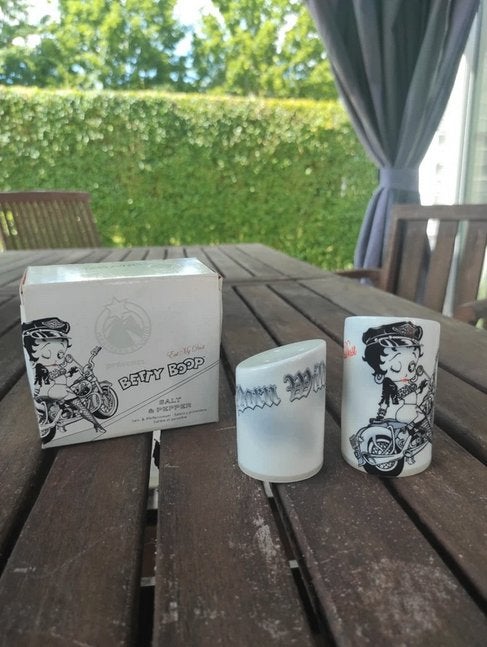 Betty boop zout en peper set vaten Marsberg Studios in doos, Ophalen, Betty Boop, Zo goed als nieuw, Gebruiksvoorwerp